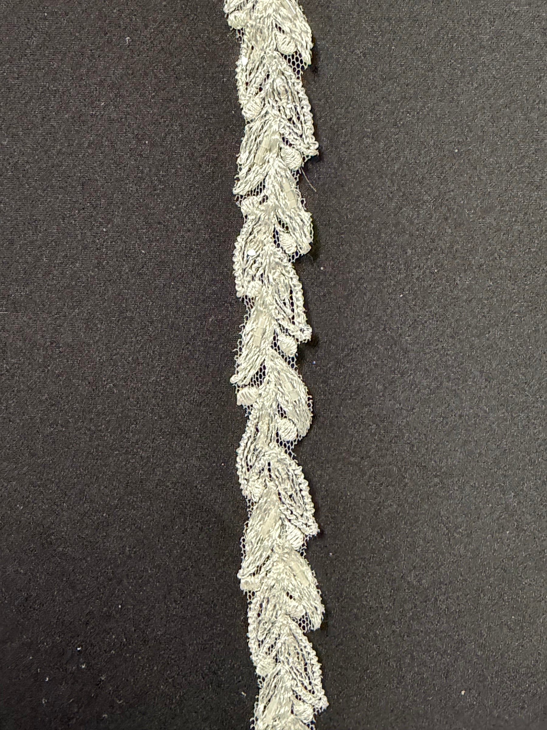 Elfenbeinperlenstickerei mit Paillettenrand - T930