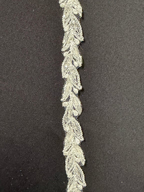 Elfenbeinperlenstickerei mit Paillettenrand - T930