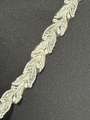 Elfenbeinperlenstickerei mit Paillettenrand - T930