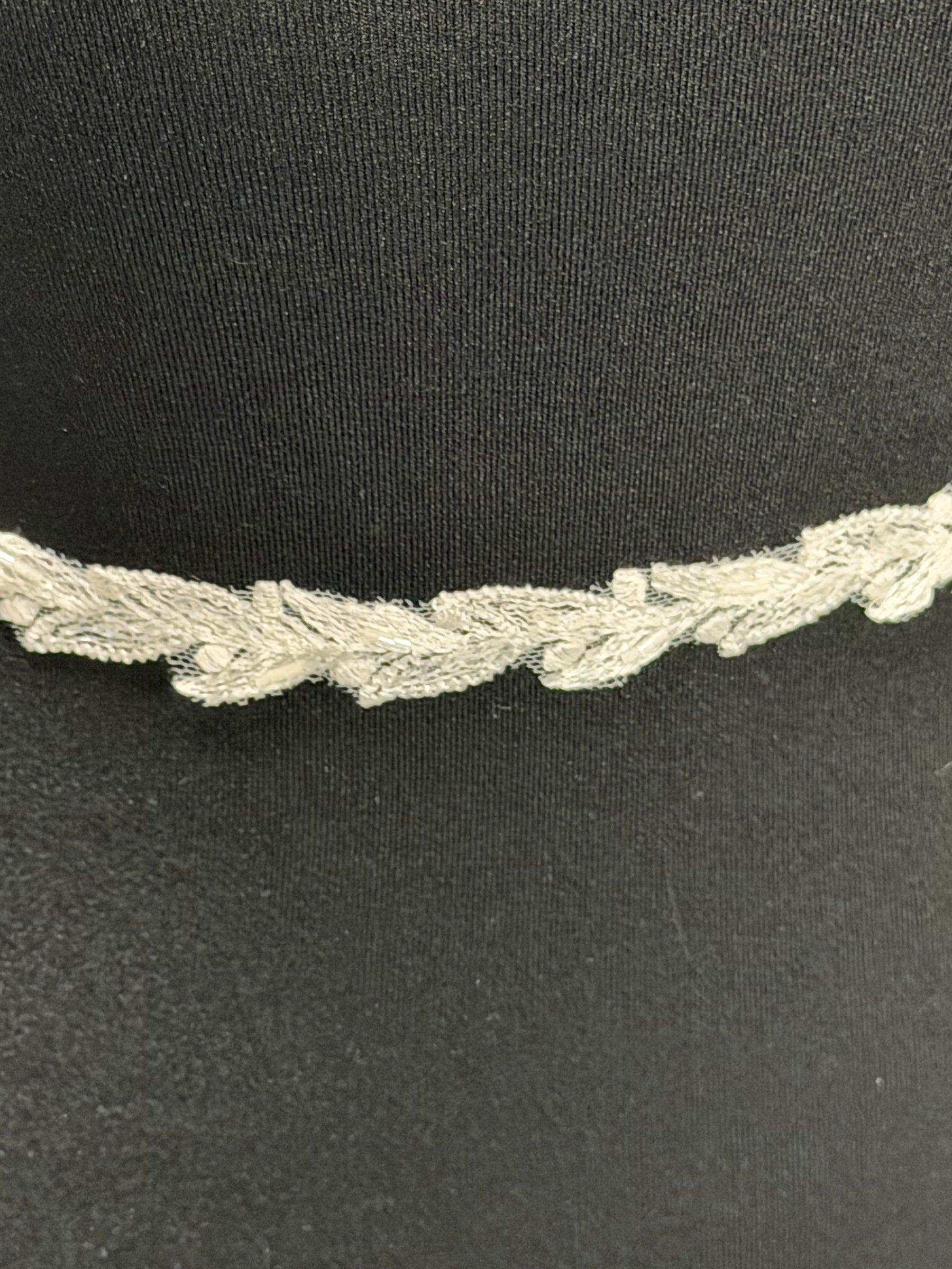 Elfenbeinperlenstickerei mit Paillettenrand - T930