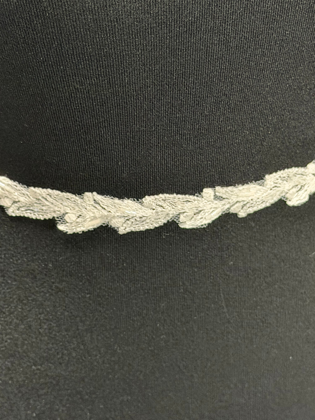 Elfenbeinperlenstickerei mit Paillettenrand - T930