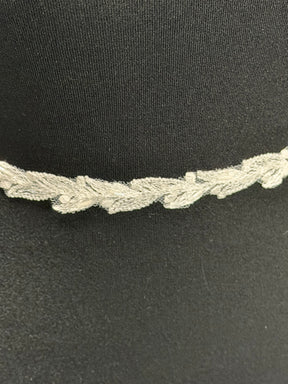 Elfenbeinperlenstickerei mit Paillettenrand - T930