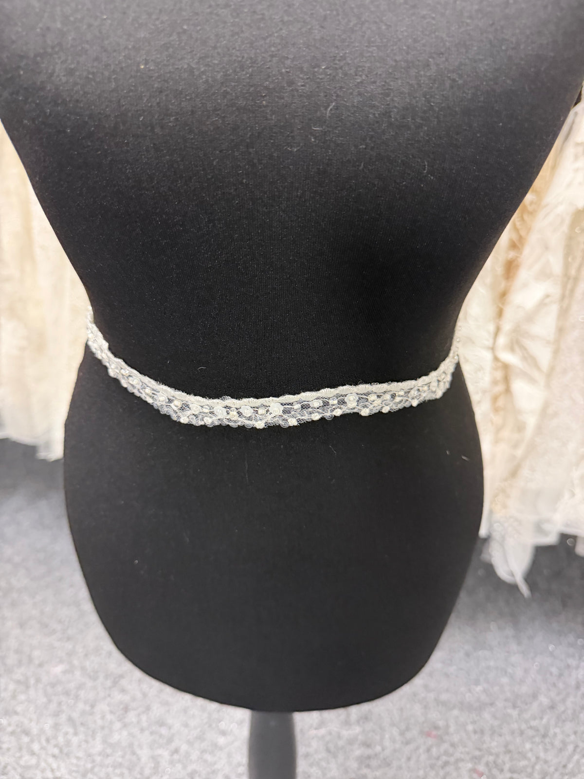 Elfenbeinperlenstickerei mit Paillettenrand - T929