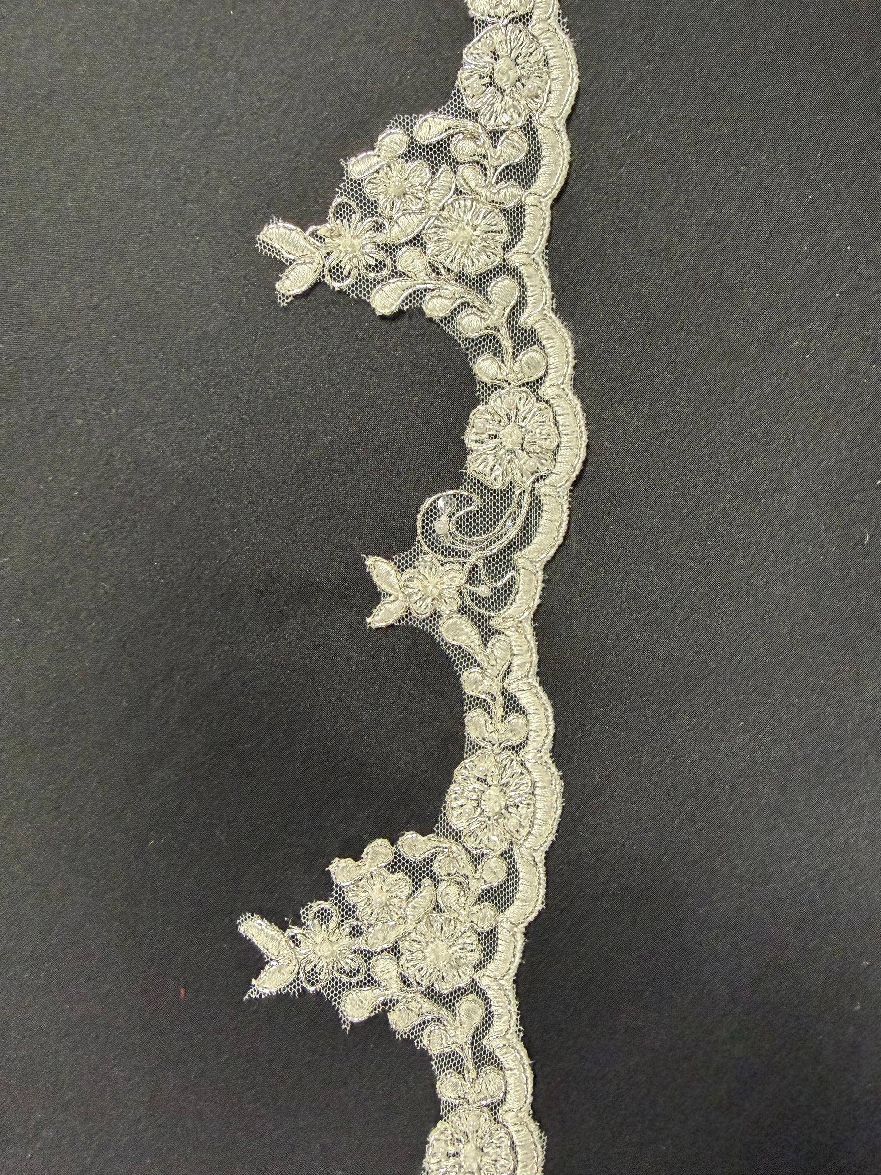Elfenbein/Silber Metallische Perlenkante - T953