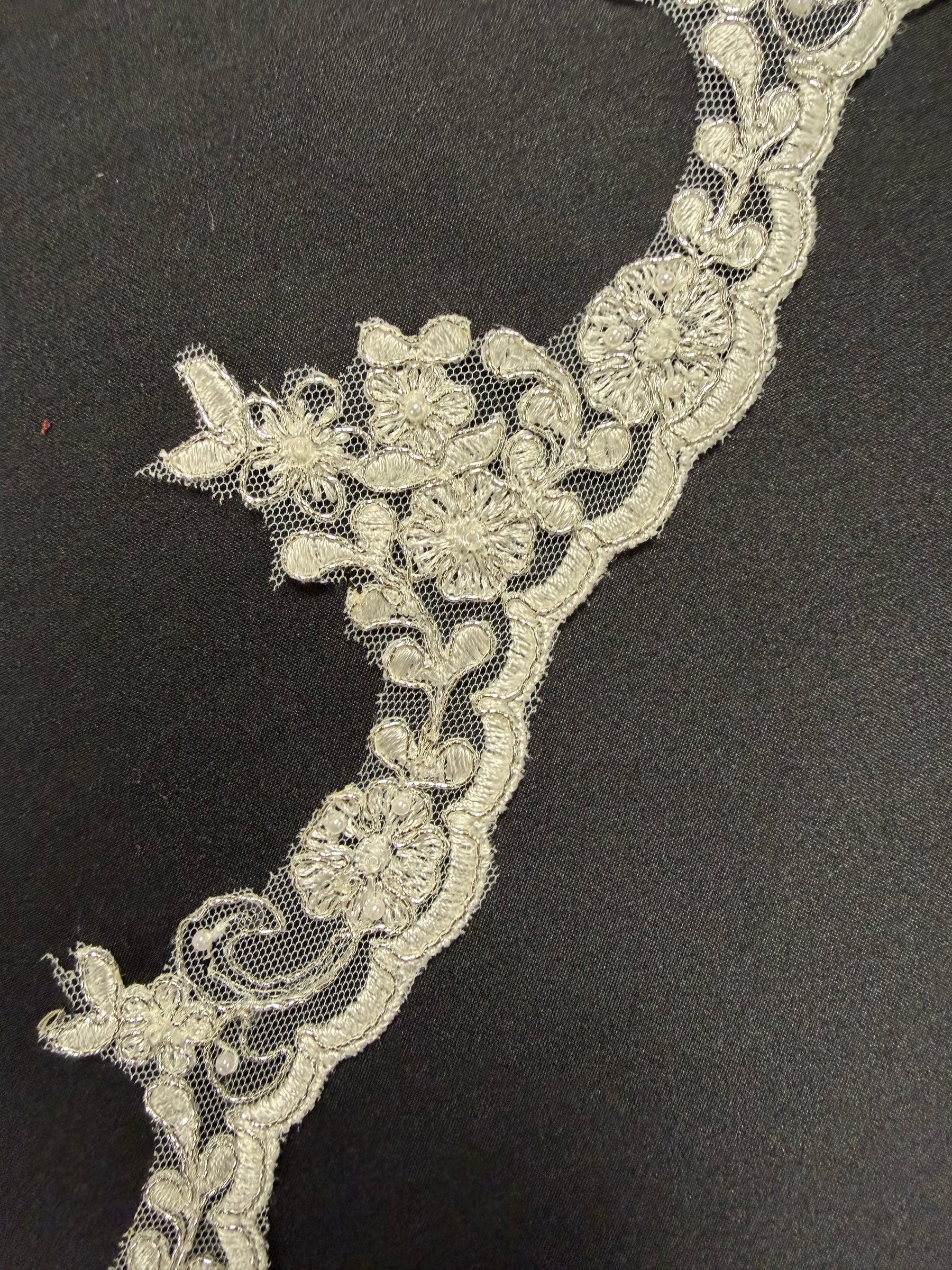 Elfenbein/Silber Metallische Perlenkante - T953