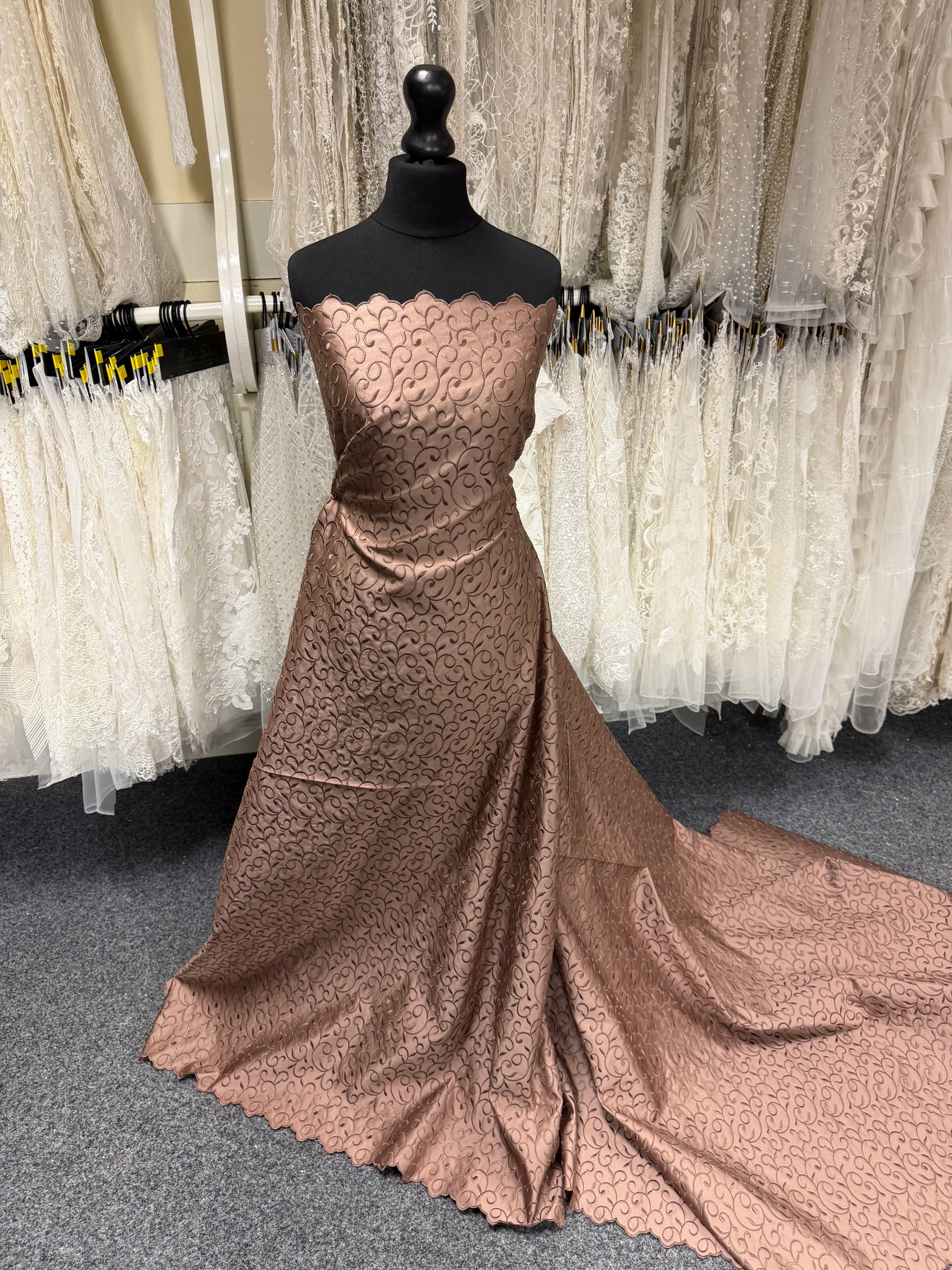 Mittelbrauner Duchesse-Satin mit Stickerei - P476