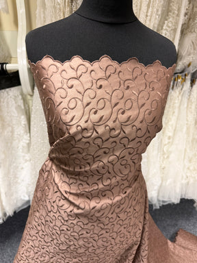 Mittelbrauner Duchesse-Satin mit Stickerei - P476