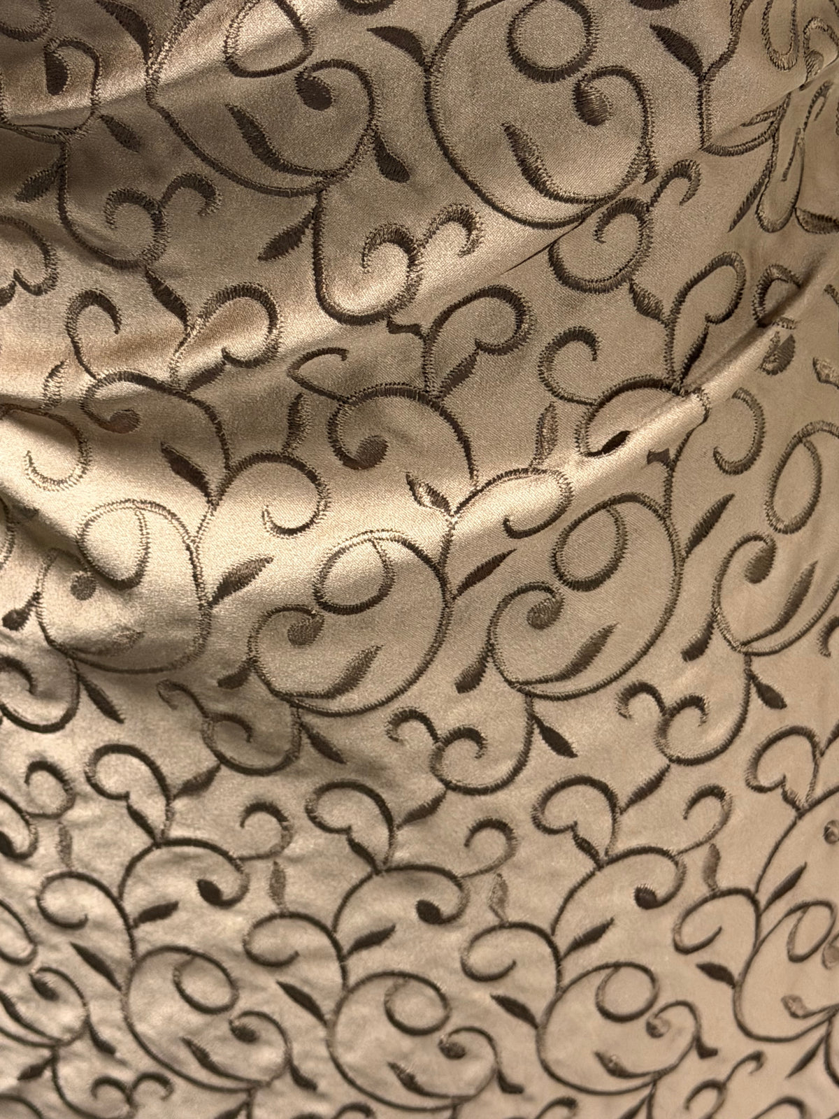 Mittelbrauner Duchesse-Satin mit Stickerei - P476
