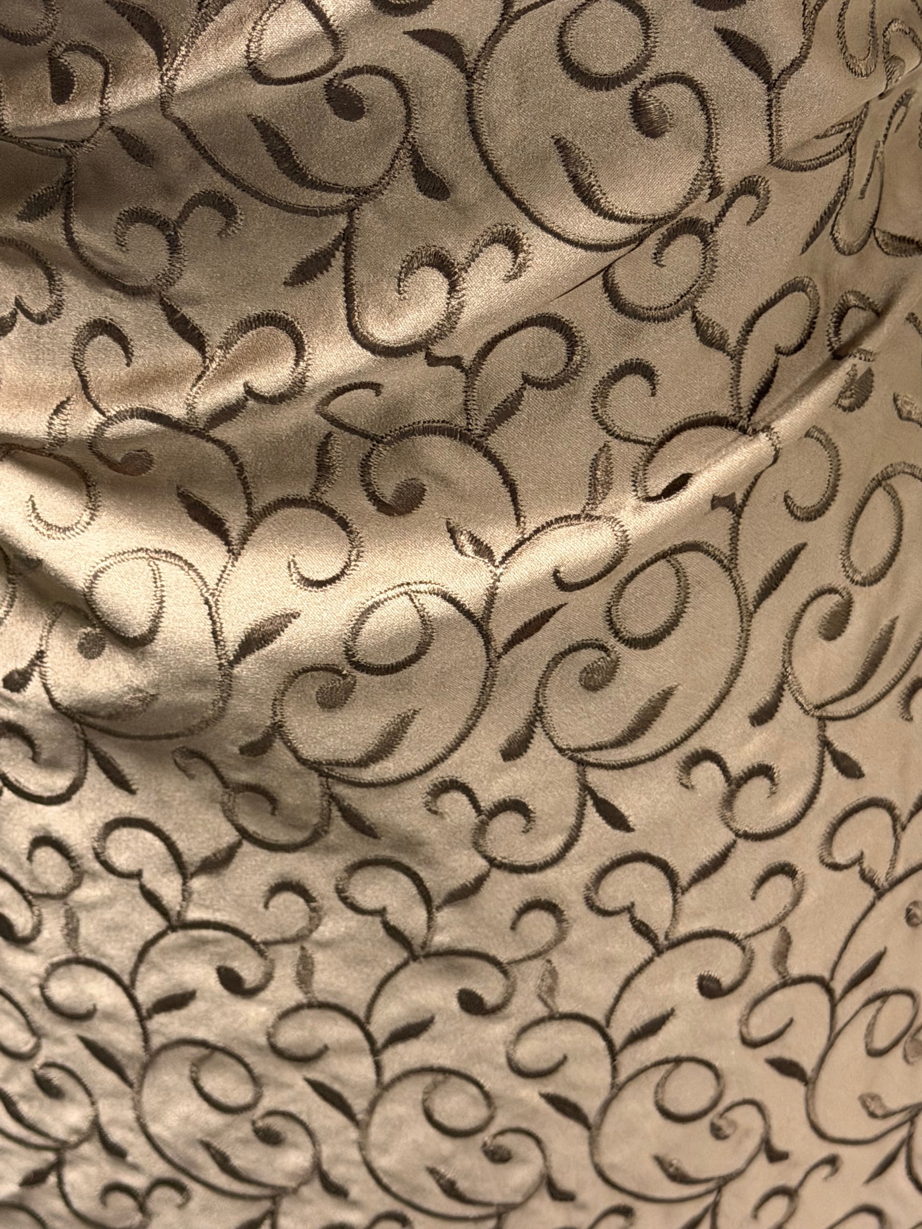 Mittelbrauner Duchesse-Satin mit Stickerei - P476