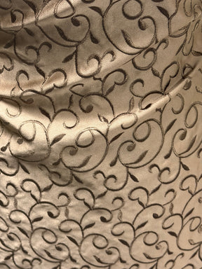 Mittelbrauner Duchesse-Satin mit Stickerei - P476