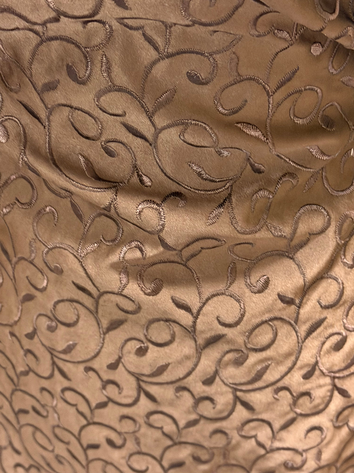 Schokolade bestickter Duchesse-Satin - P476