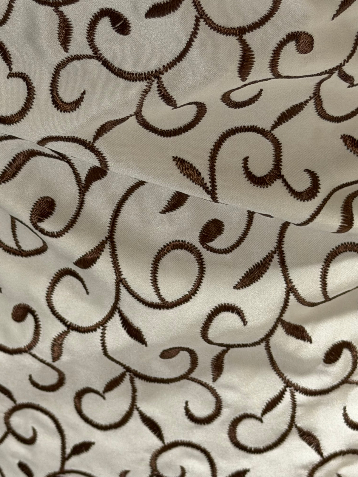 Elfenbein/Mittel-Kakao Bestickter Herzogin-Satin - P476