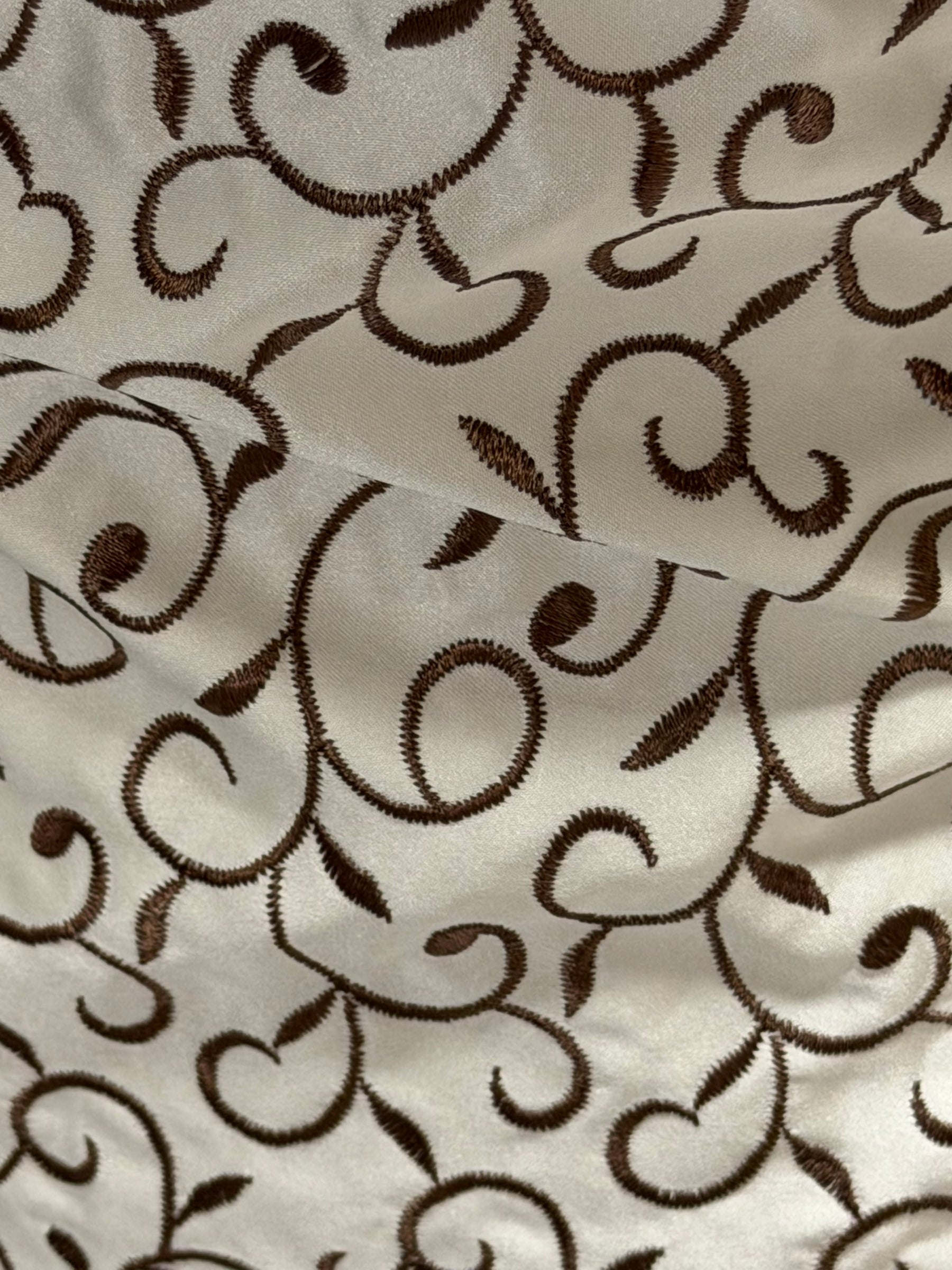 Elfenbein/Mittel-Kakao Bestickter Herzogin-Satin - P476