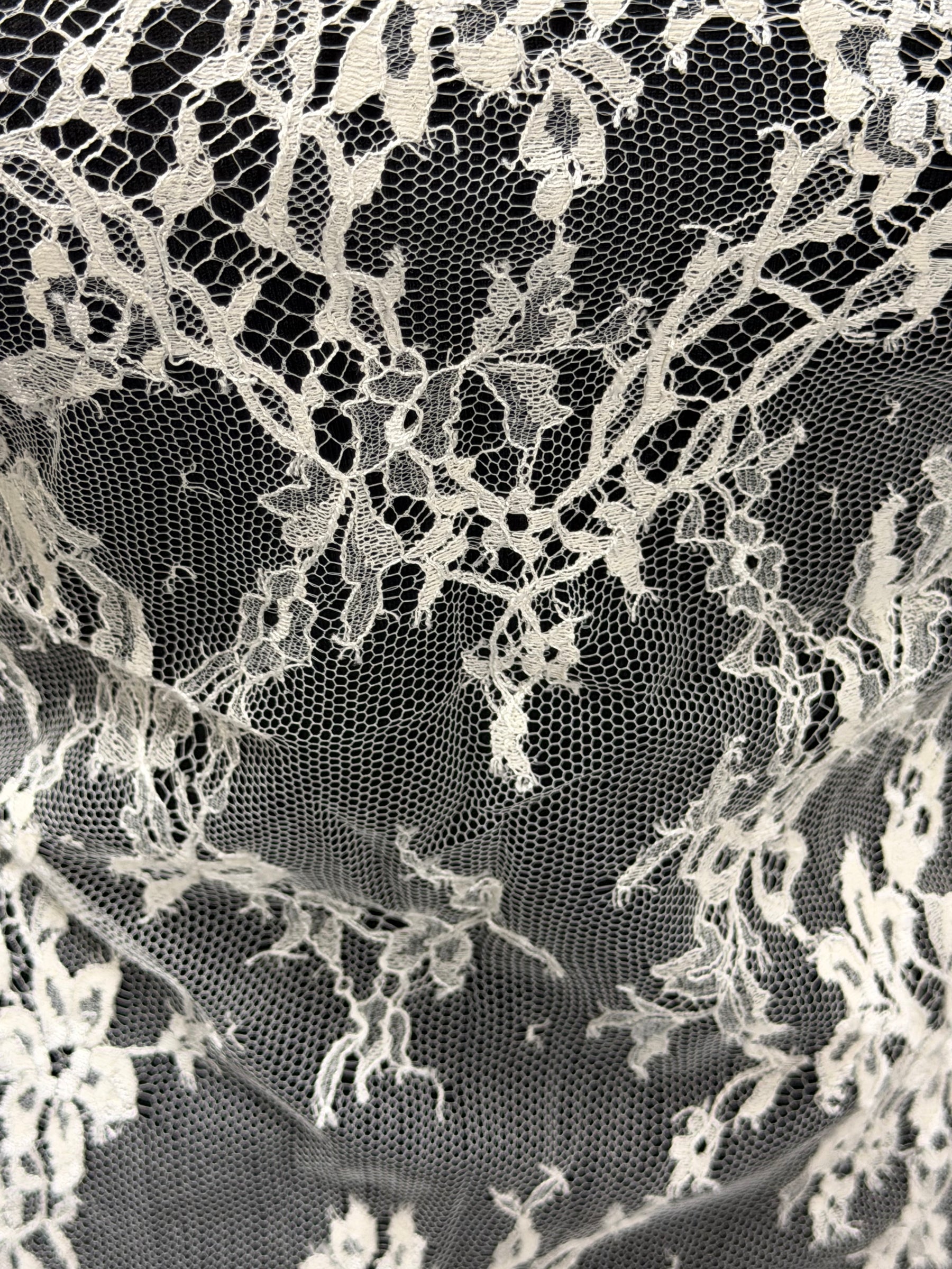 Elfenbeinfarbene Chantilly-Spitze - P302