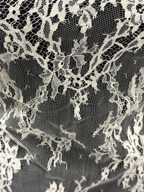 Elfenbeinfarbene Chantilly-Spitze - P302