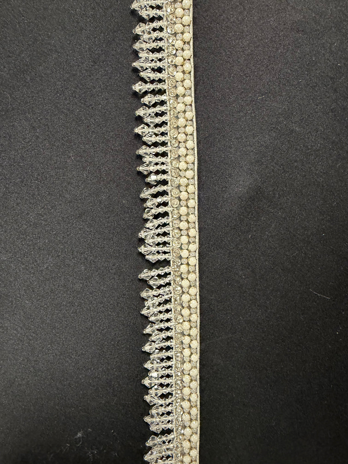 Elfenbein- und silberfarbene Kristallperlenkante - T823