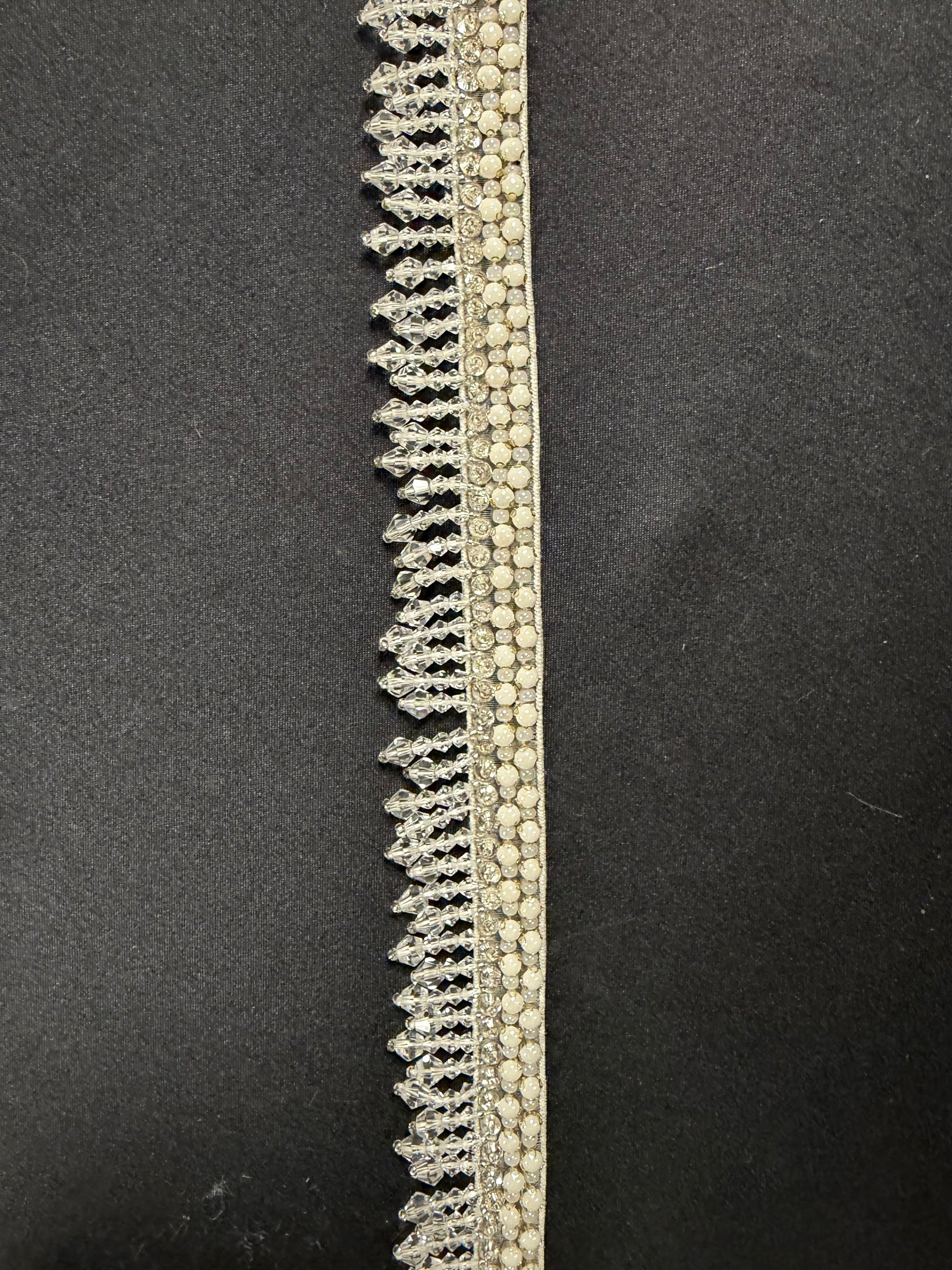 Elfenbein- und silberfarbene Kristallperlenkante - T823