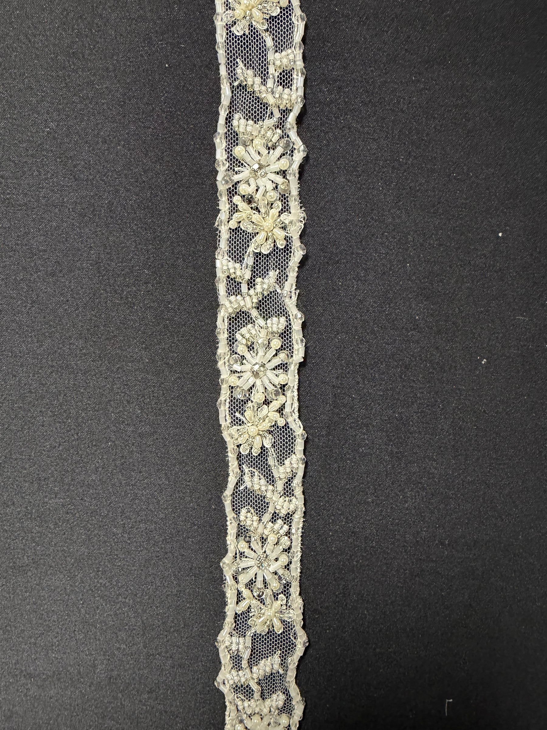 Elfenbeinperlenstickerei mit Paillettenrand - T166