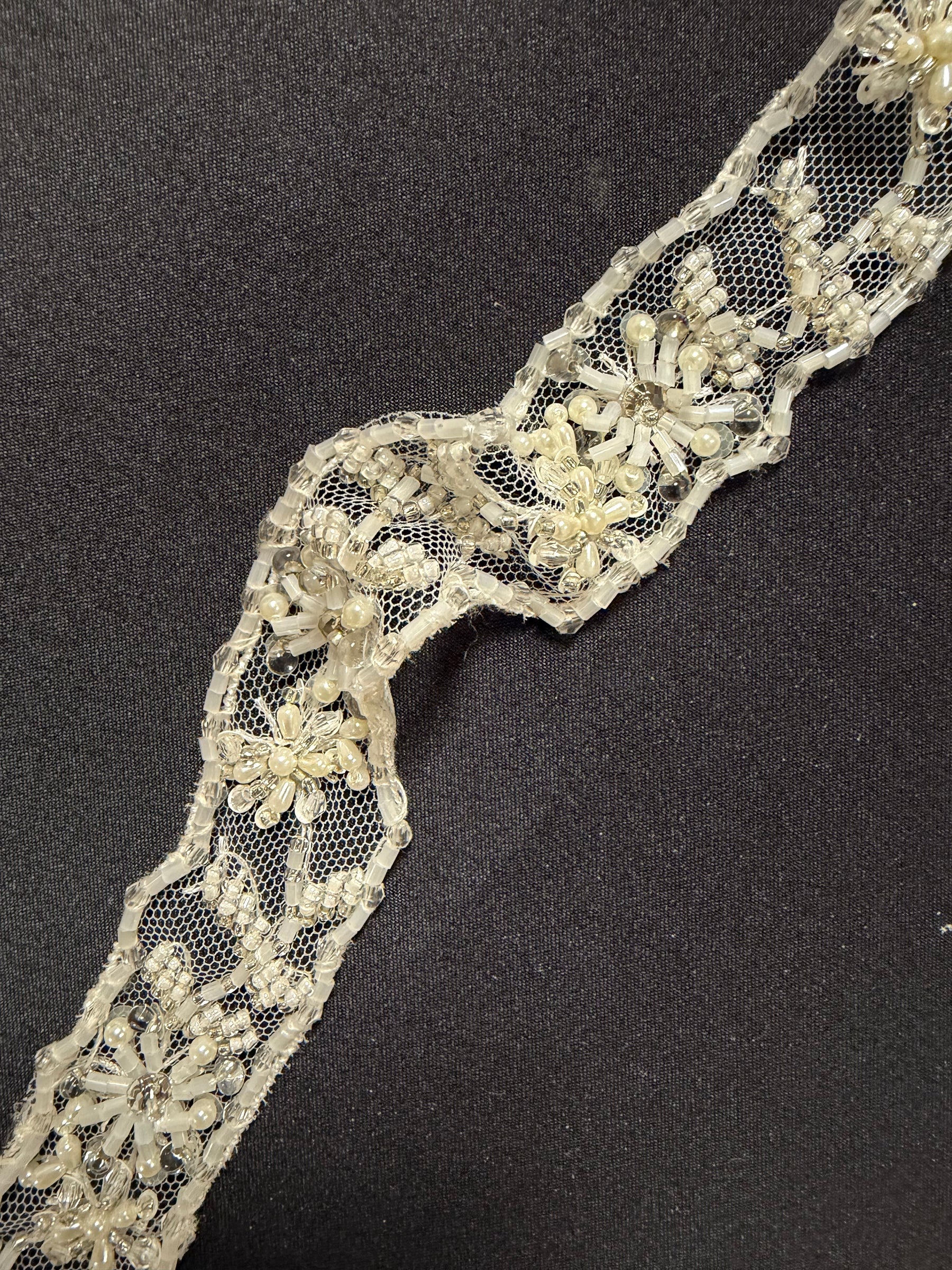 Elfenbeinperlenstickerei mit Paillettenrand - T166