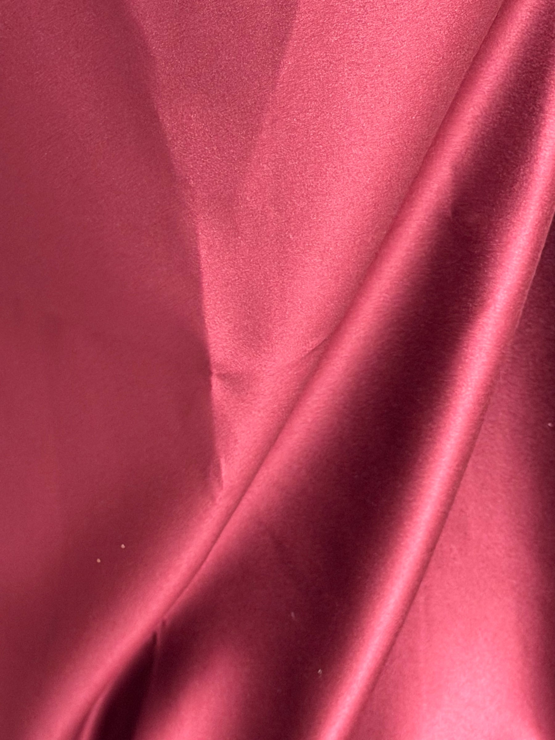 Weinroter Polyestersatin – Classique (CF)