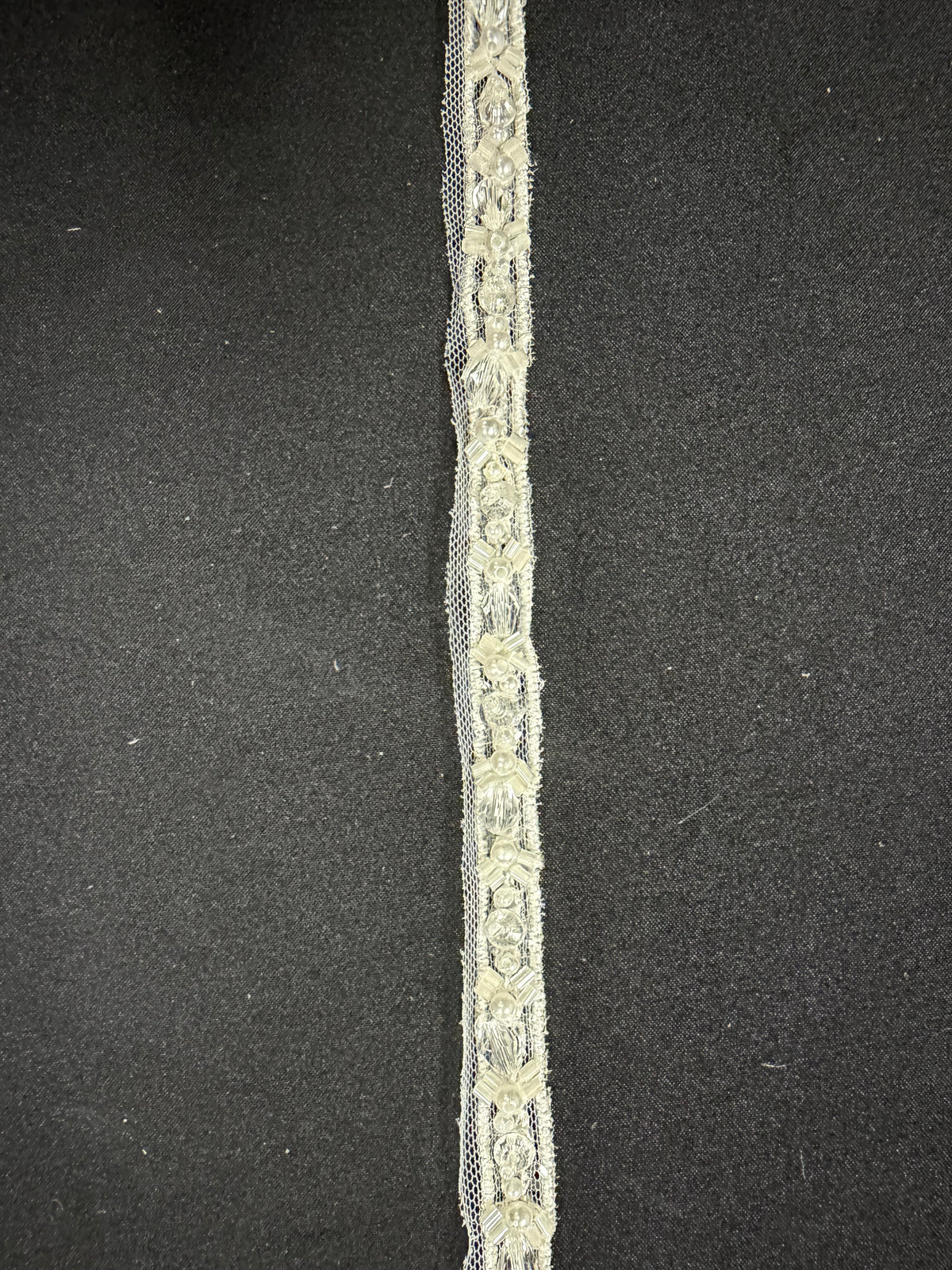 Elfenbeinfarbene/transparente Perlen-Paillettenborte – T956