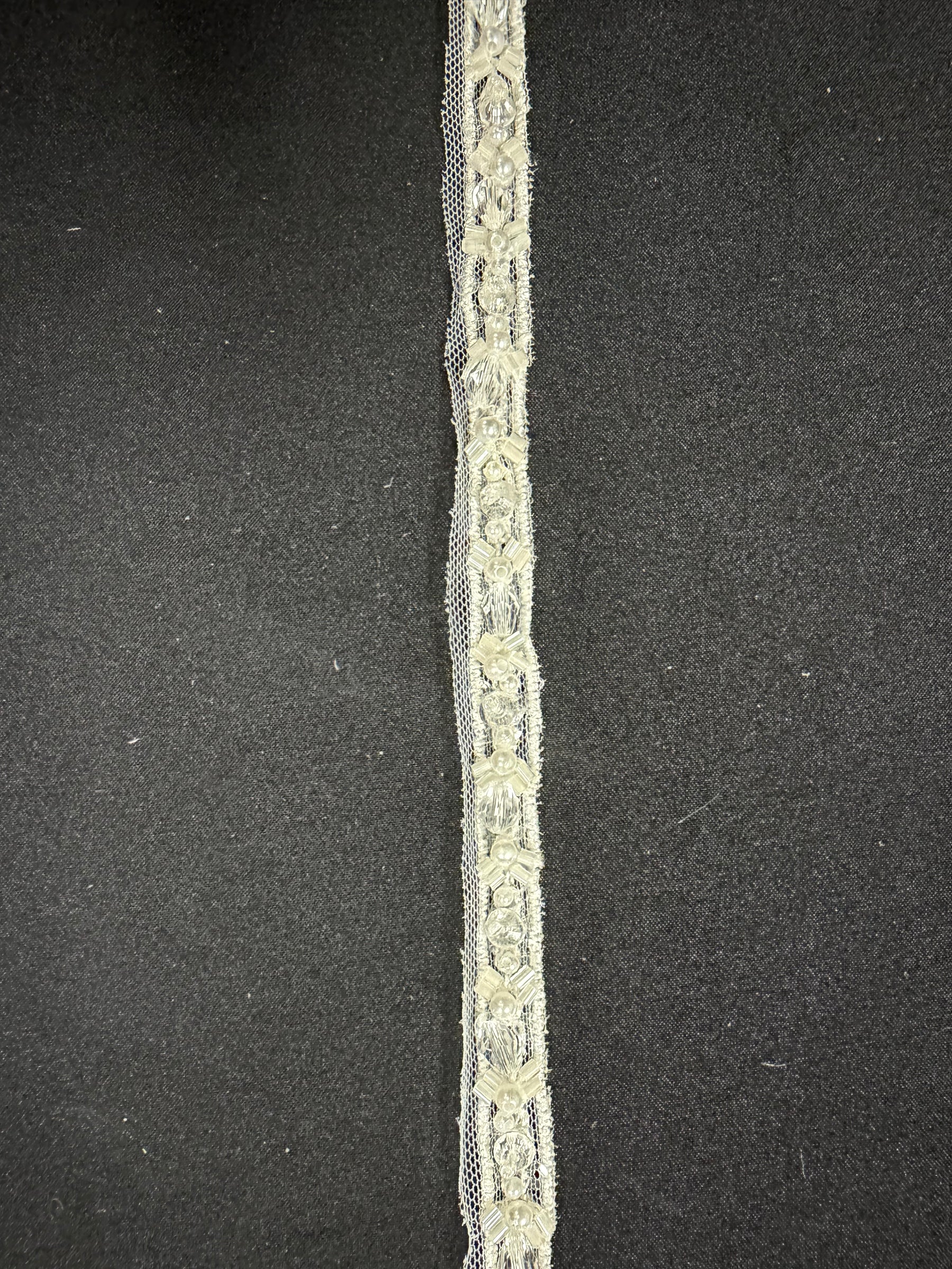 Elfenbeinfarbene/transparente Perlen-Paillettenborte – T956
