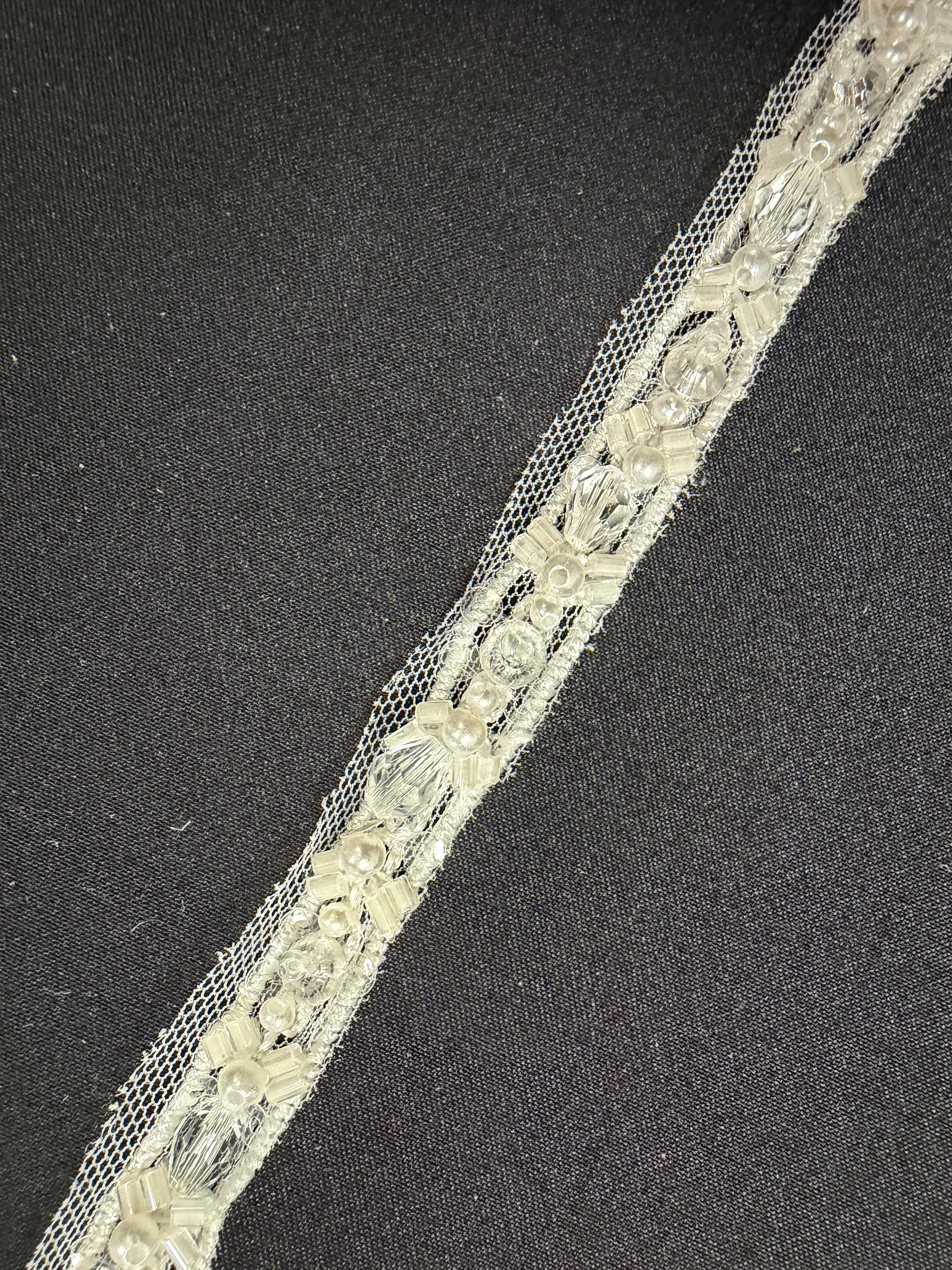 Elfenbeinfarbene/transparente Perlen-Paillettenborte – T956