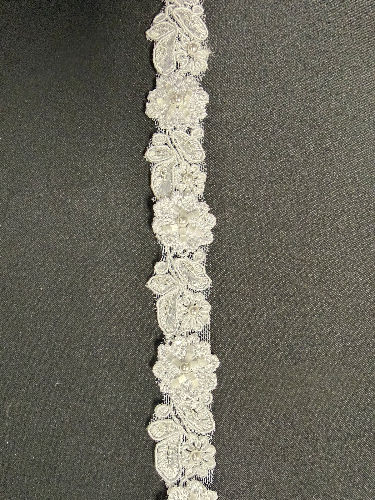 Weiße Perlenblumenborte - T826