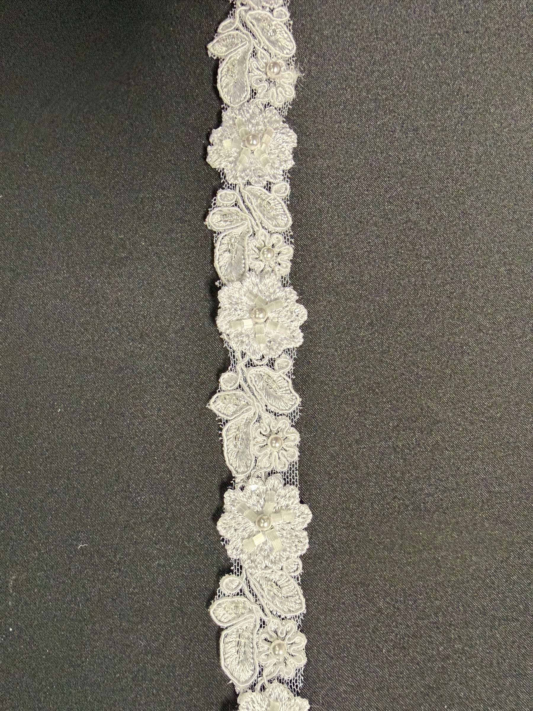 Weiße Perlenblumenborte - T826
