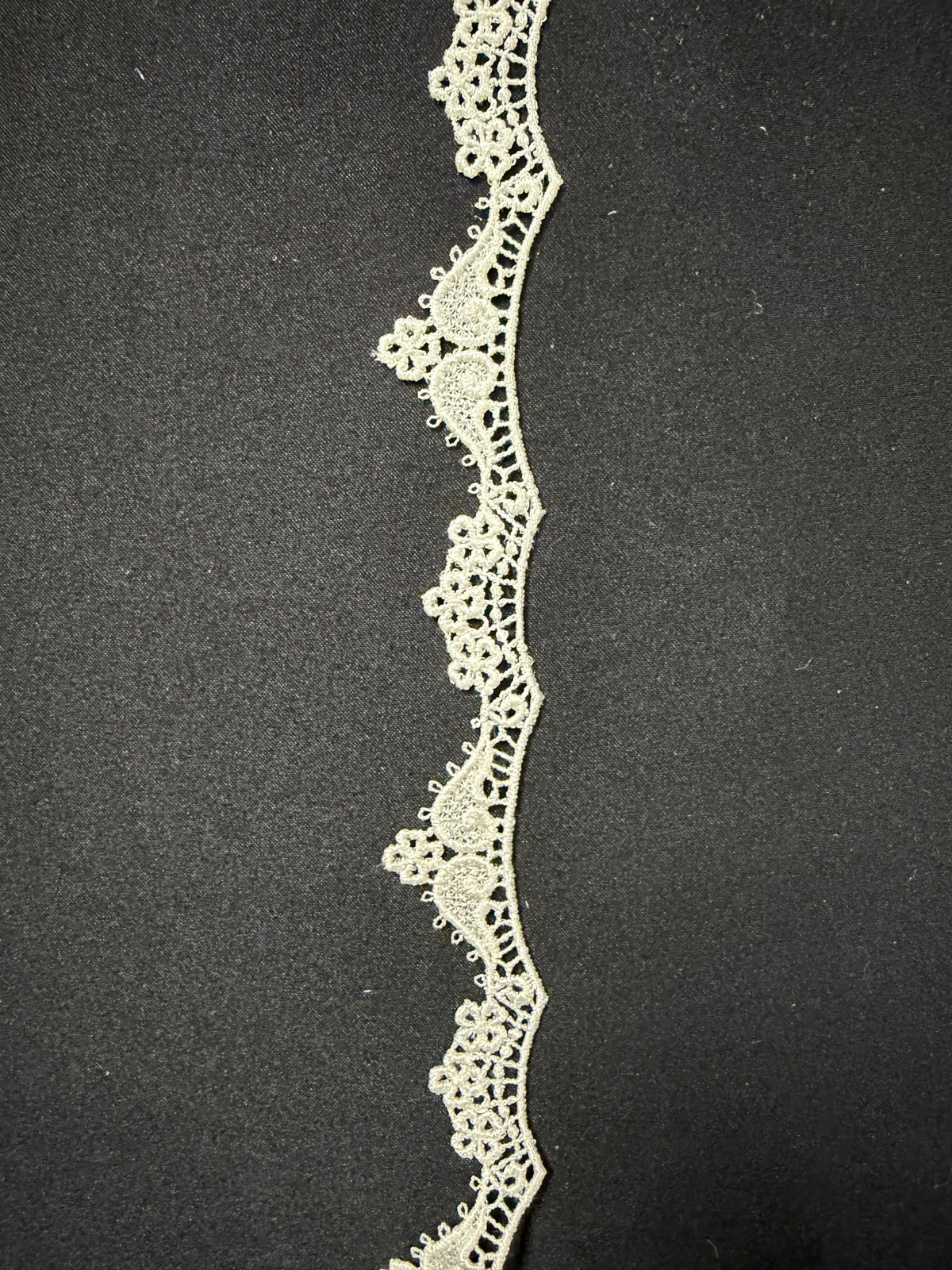 Elfenbeinfarbene Guipure-Bordüre – T831