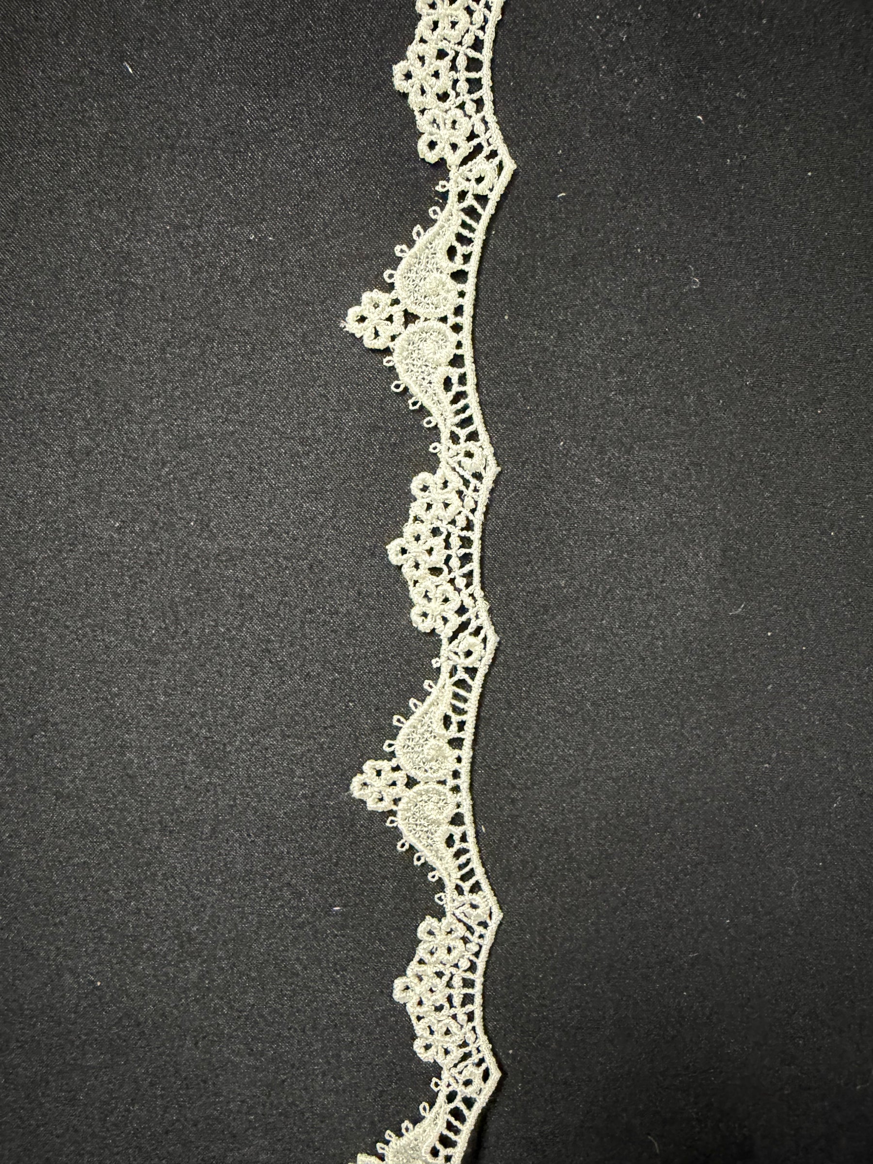 Elfenbeinfarbene Guipure-Bordüre – T831