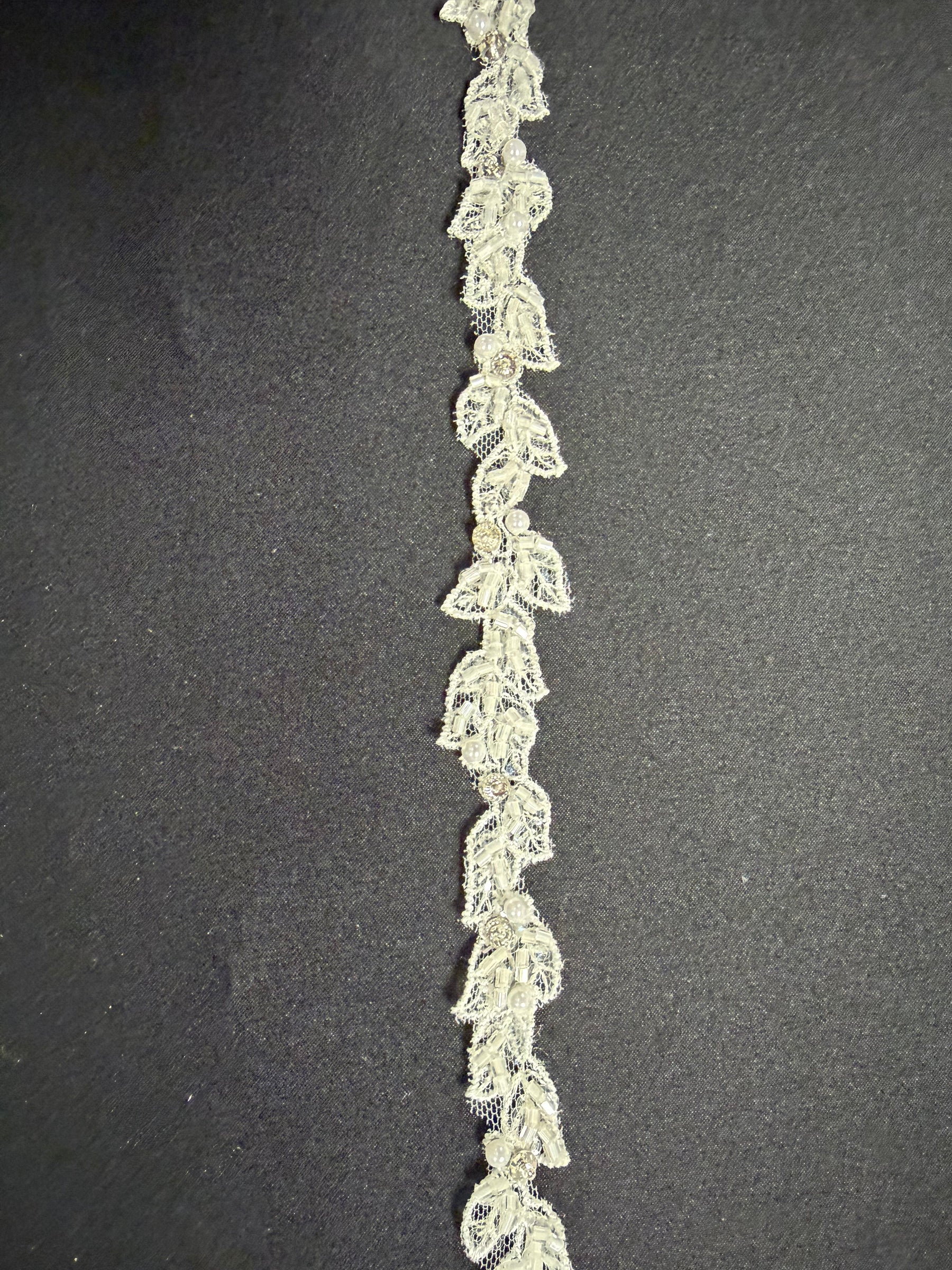 Elfenbeinfarbene Perlen-Spitzenborte - T835