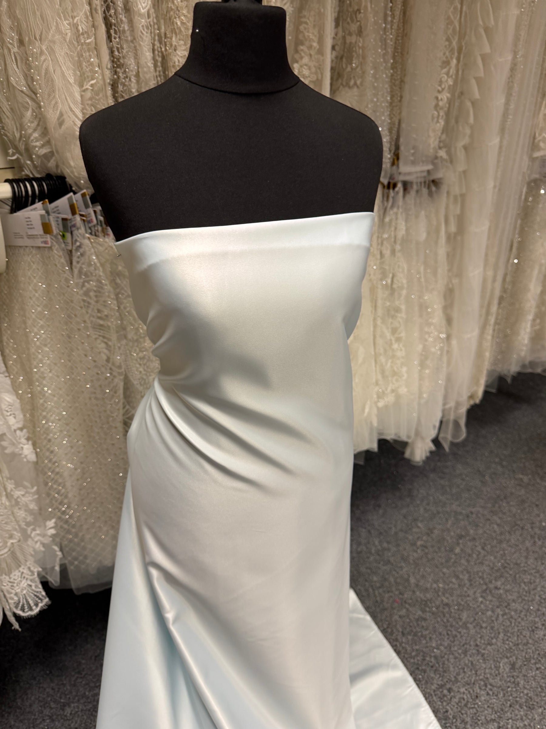 Eisblauer, leichter Duchess-Satin aus Polyester - P44