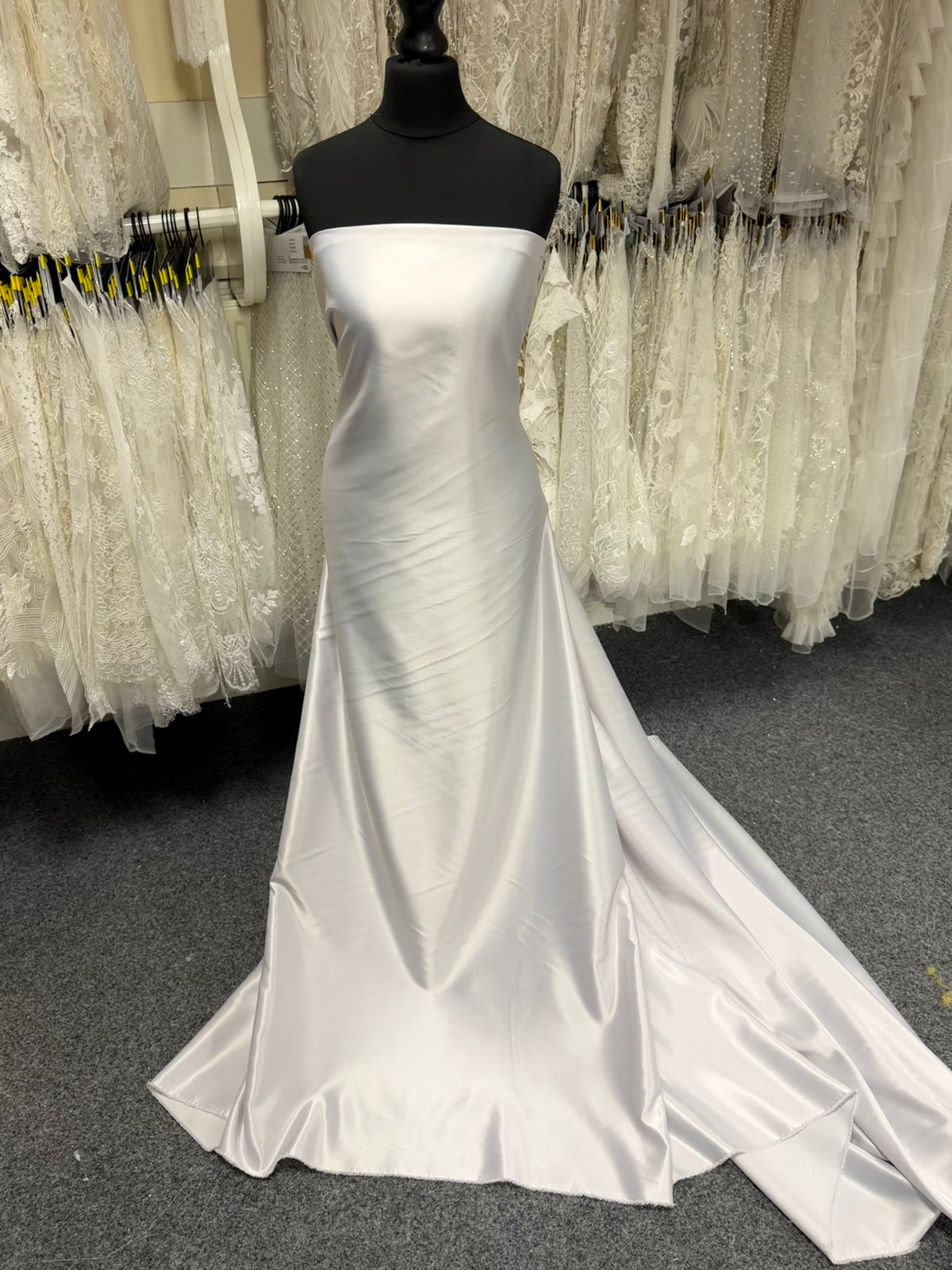 Silberner, leichter Duchess-Satin aus Polyester - P44