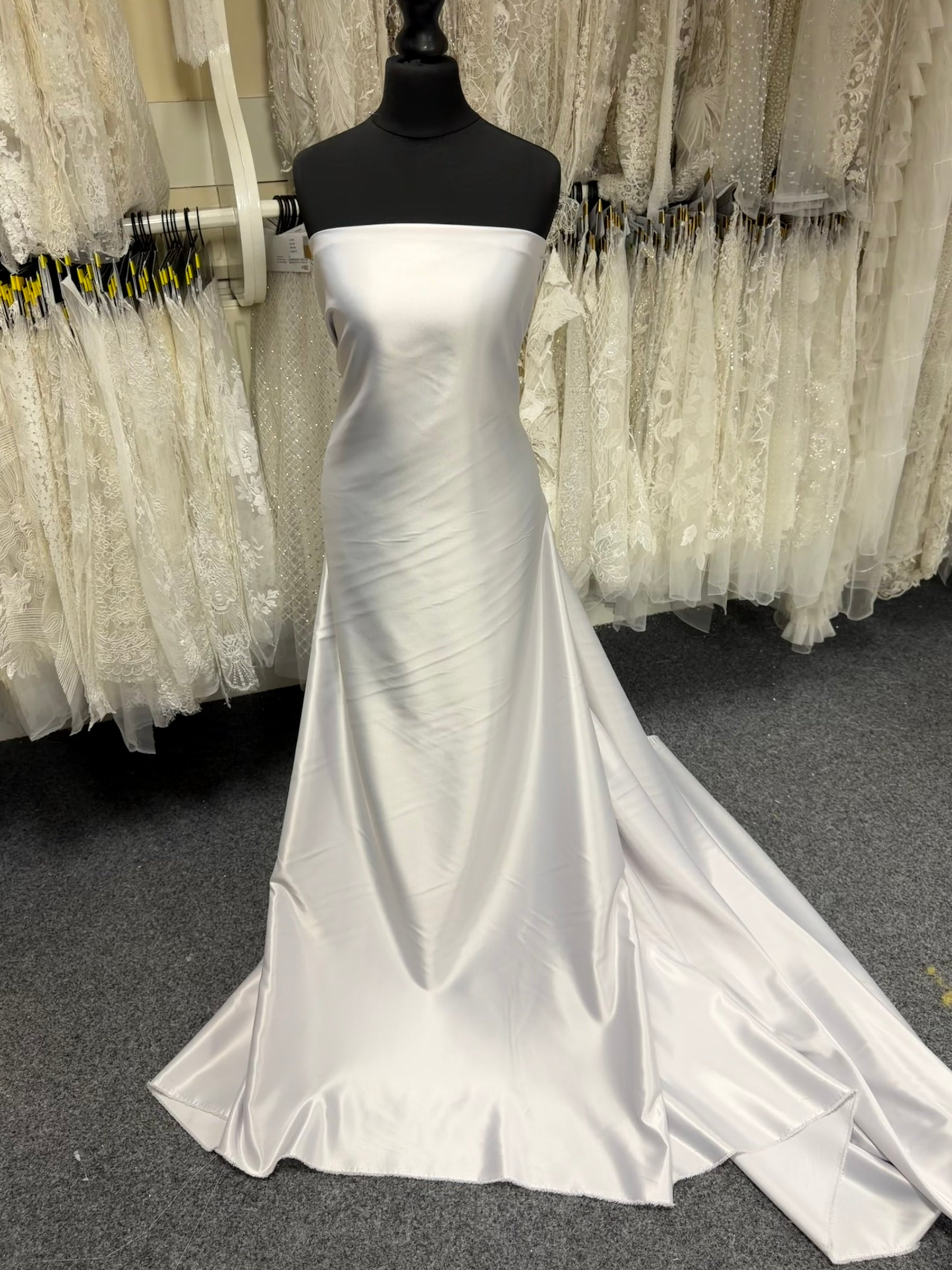 Silberner, leichter Duchess-Satin aus Polyester - P44