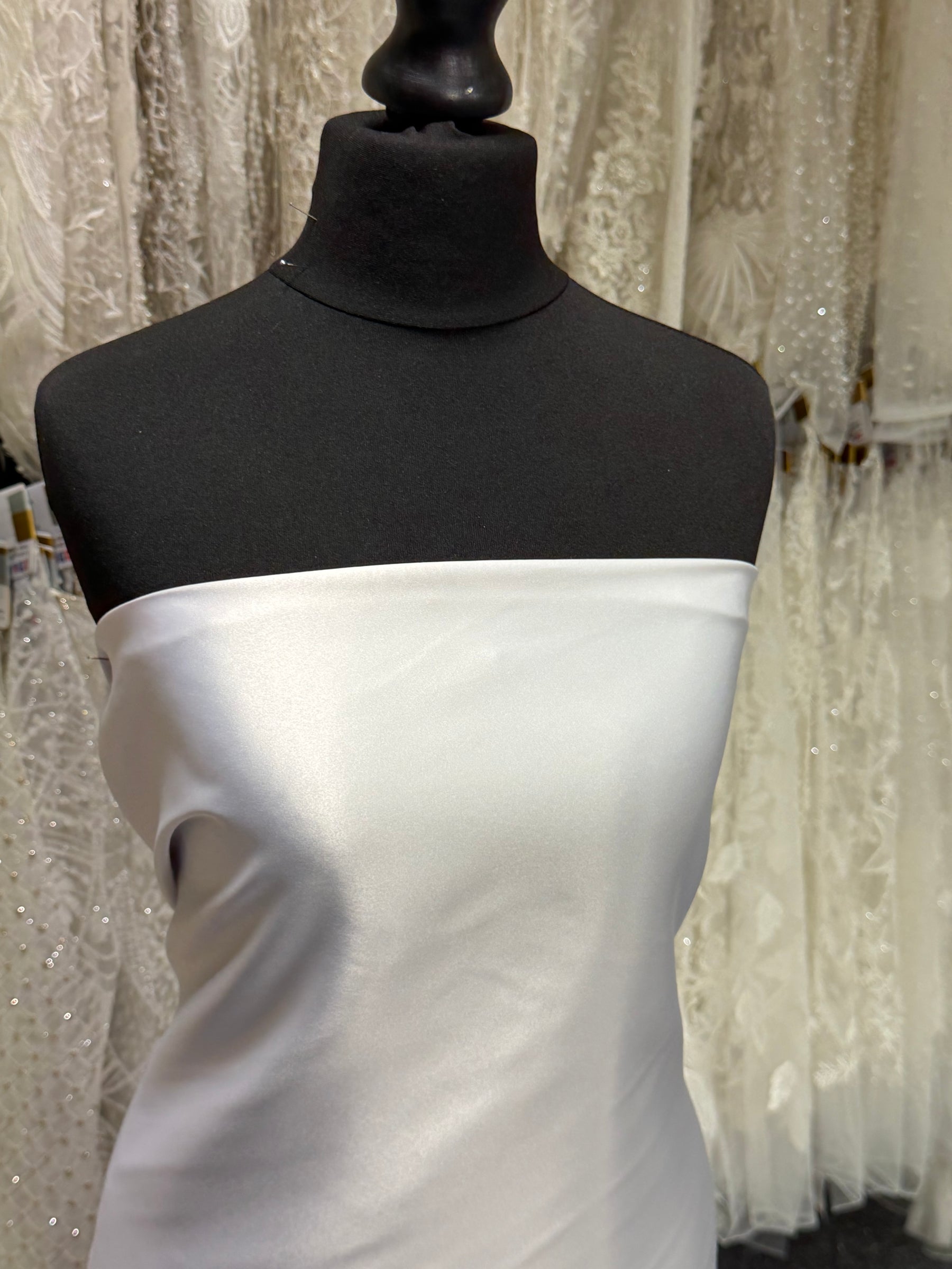 Silberner, leichter Duchess-Satin aus Polyester - P44