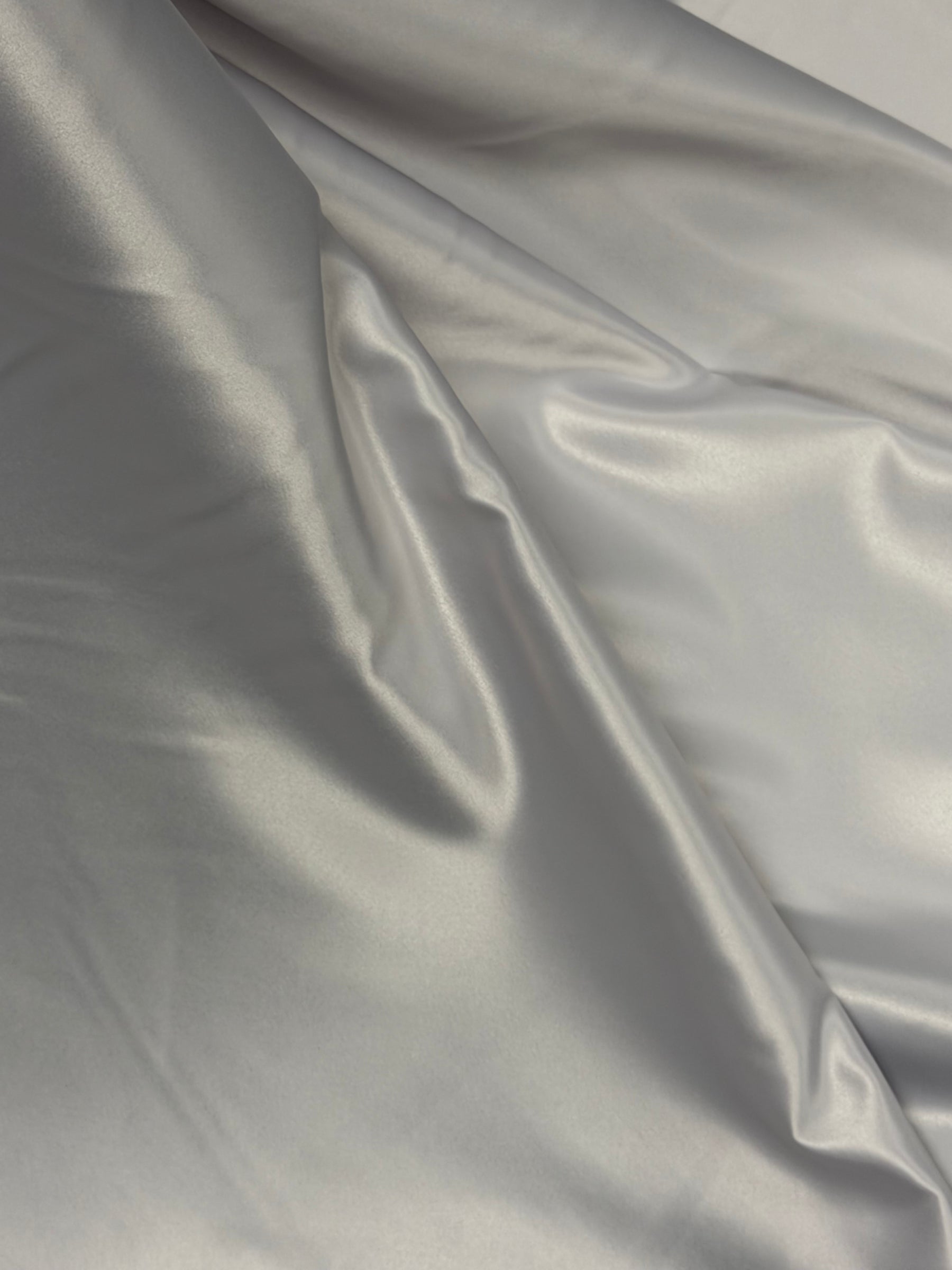 Silberner, leichter Duchess-Satin aus Polyester - P44