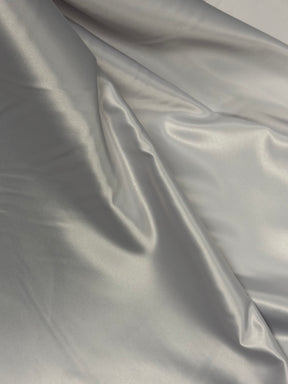Silberner, leichter Duchess-Satin aus Polyester - P44