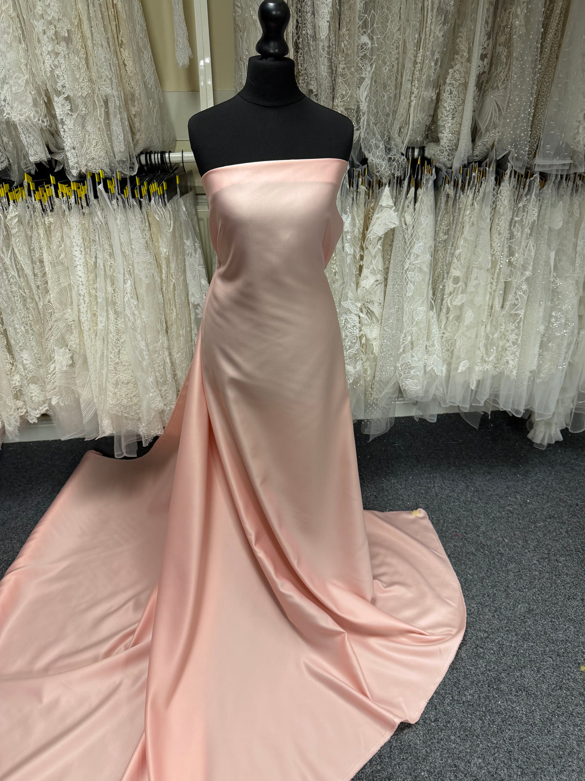 Rougefarbener Polyester-Satin (leicht, Duchess-Qualität) - P44