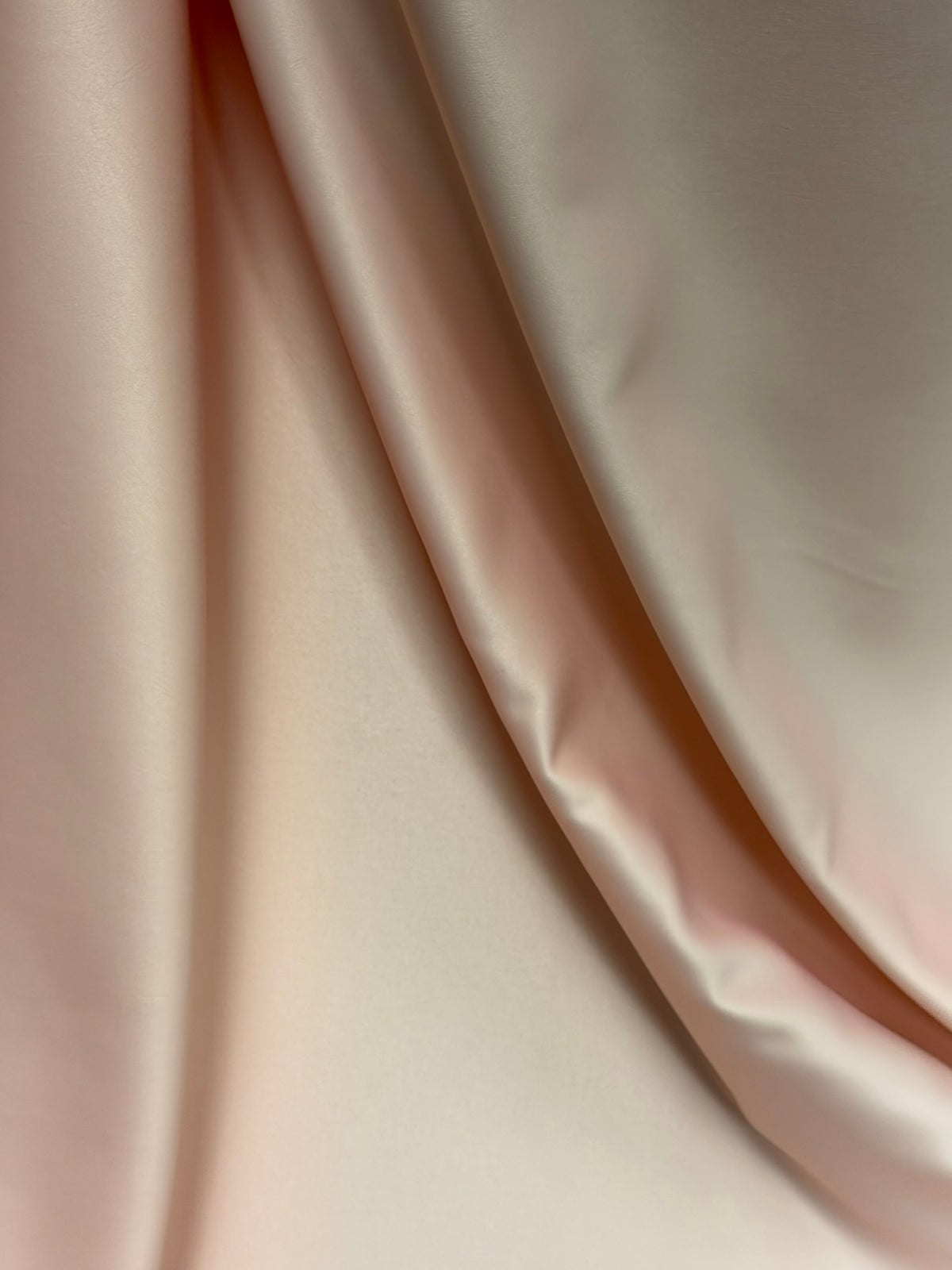 Rougefarbener Polyester-Satin (leicht, Duchess-Qualität) - P44
