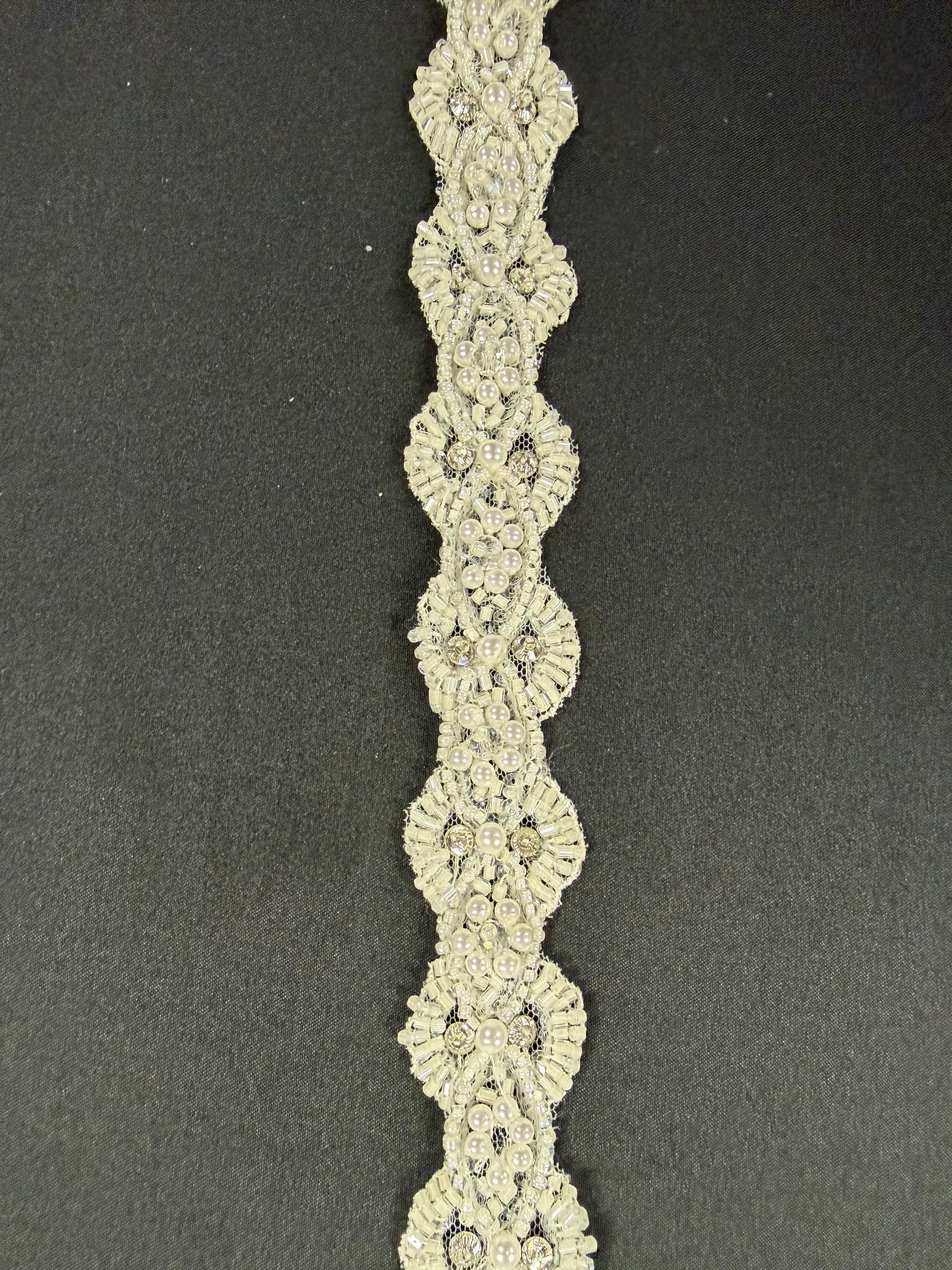 Elfenbeinfarbene Perlen-Paillettenborte - T836