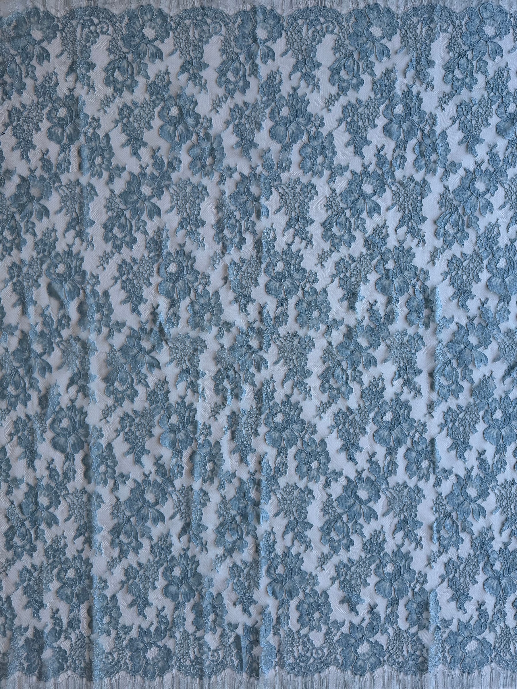 Entenblau Chantilly-Spitze – P305 (90cm)