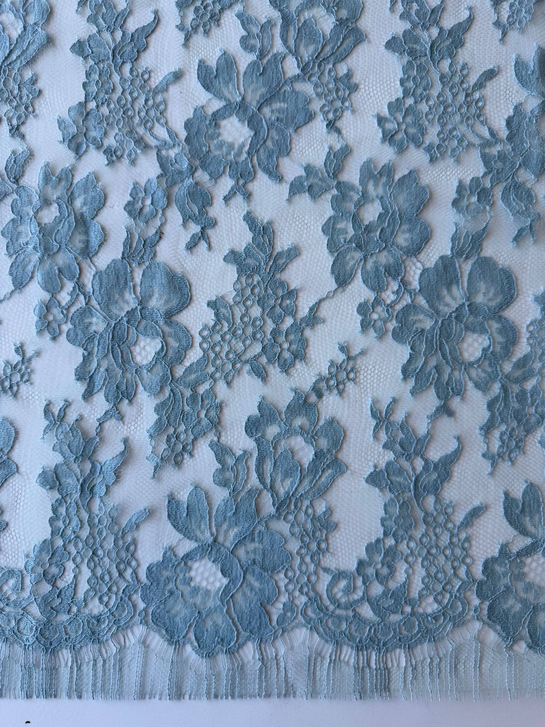Entenblau Chantilly-Spitze – P305 (90cm)