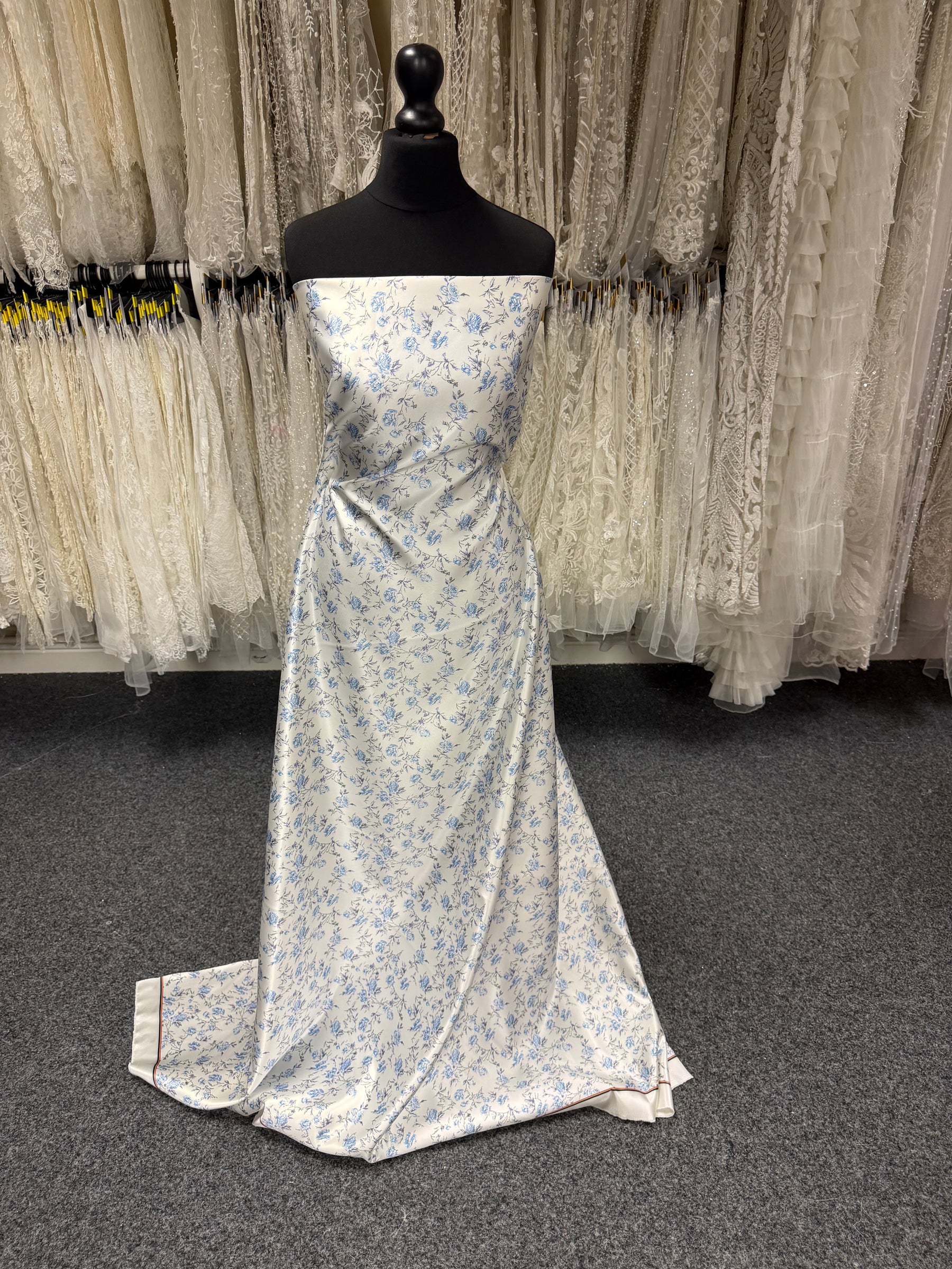 Elfenbein mit blau bedrucktem Satin - PR1004