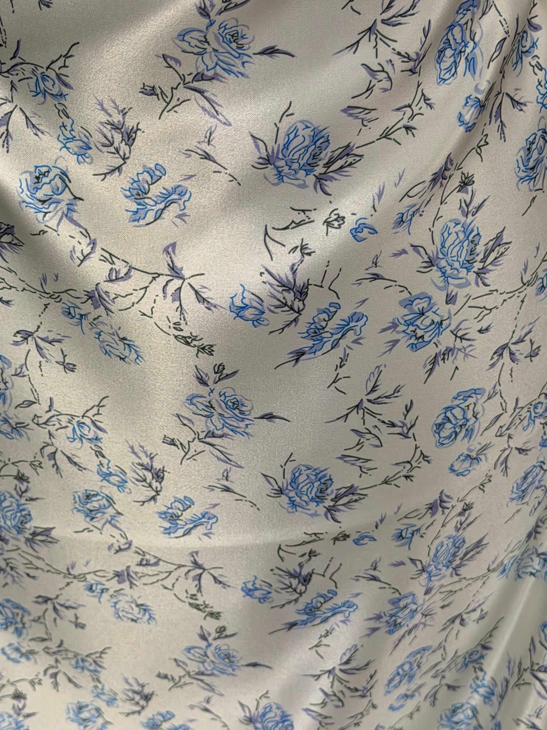 Elfenbein mit blau bedrucktem Satin - PR1004