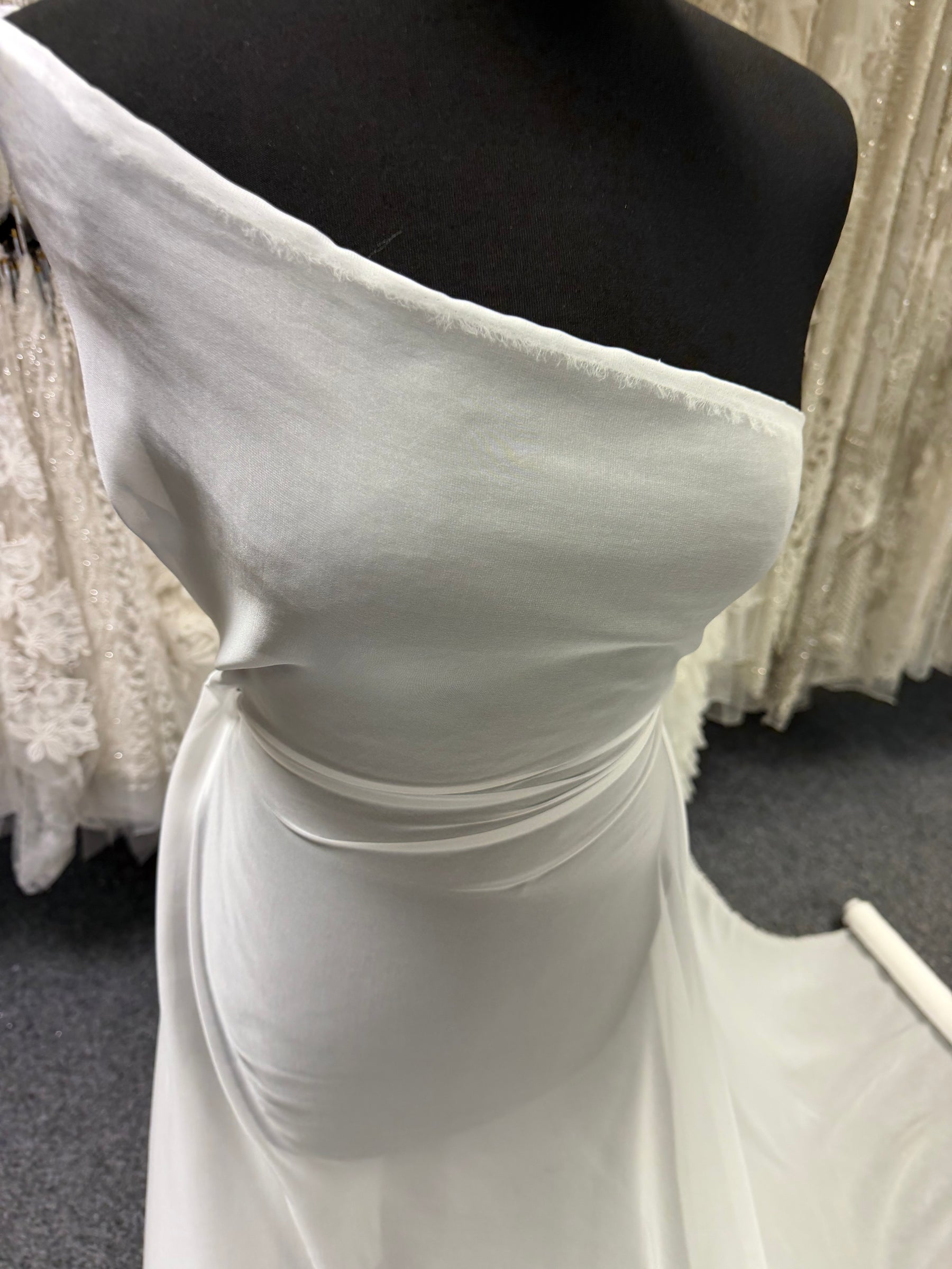 Elfenbeinfarbener Polyester-Chiffon – Tanz