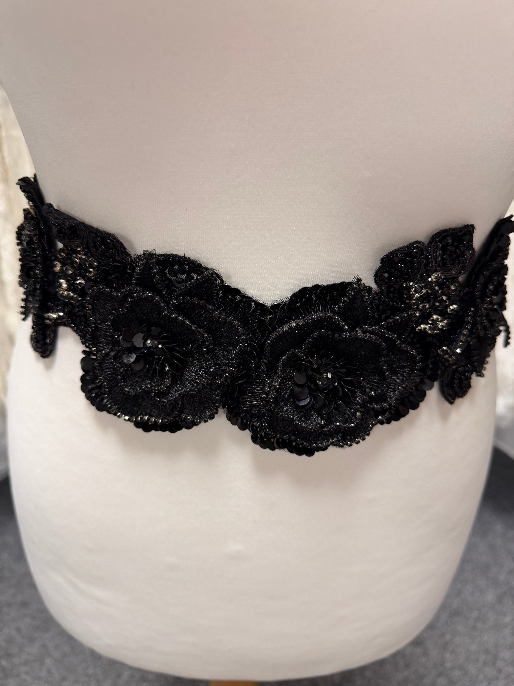 Schwarzes Pailletten-3D-Motiv - T549
