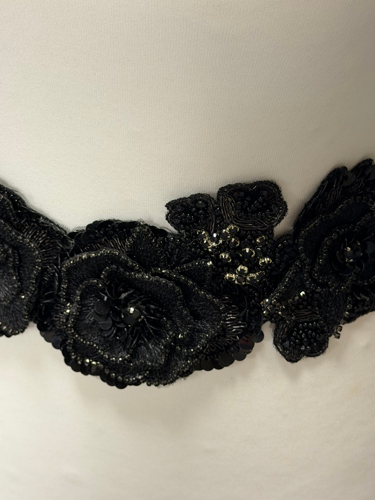 Schwarzes Pailletten-3D-Motiv - T549