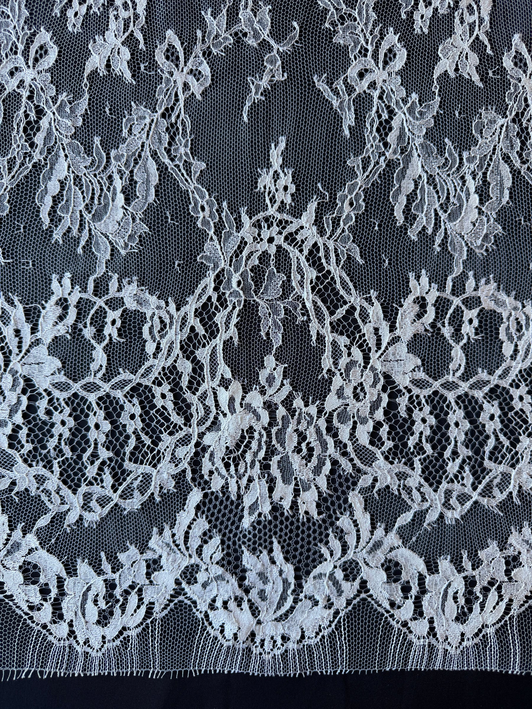 Elfenbeinfarbene Chantilly-Spitze - P302