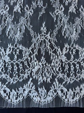 Elfenbeinfarbene Chantilly-Spitze - P302